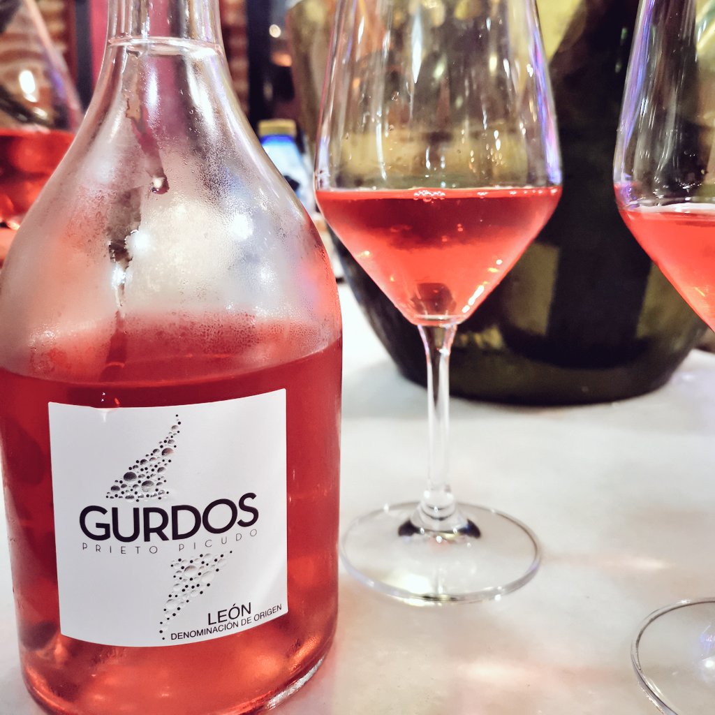 Super rosado de @gordonzello #prietopicudo 💯. Aromático, frutal y con buena acidez.
Elaborado con la técnica del #madreo 
Resultado➡️ color estupendo, más estructura y más finura. #vinorosado #GURDOS <a href="/CRDOLEON/">DO LEÓN</a>