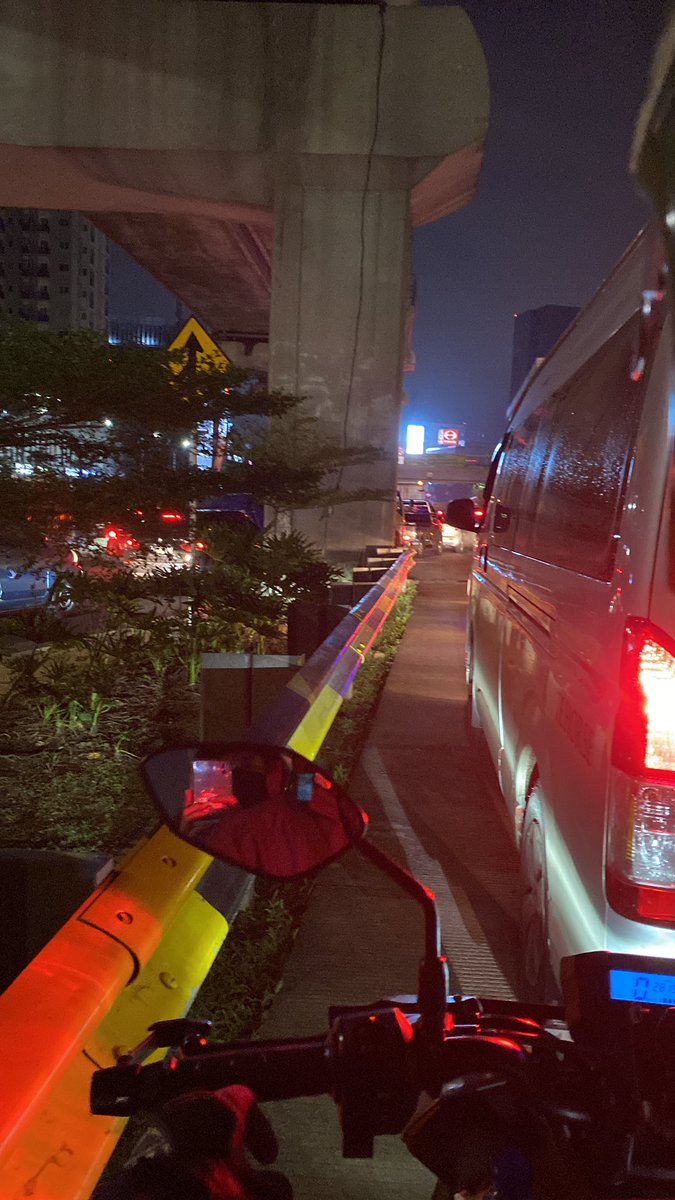 Membayangkan tempat tidur dgn sprei yg adem seperti jelly