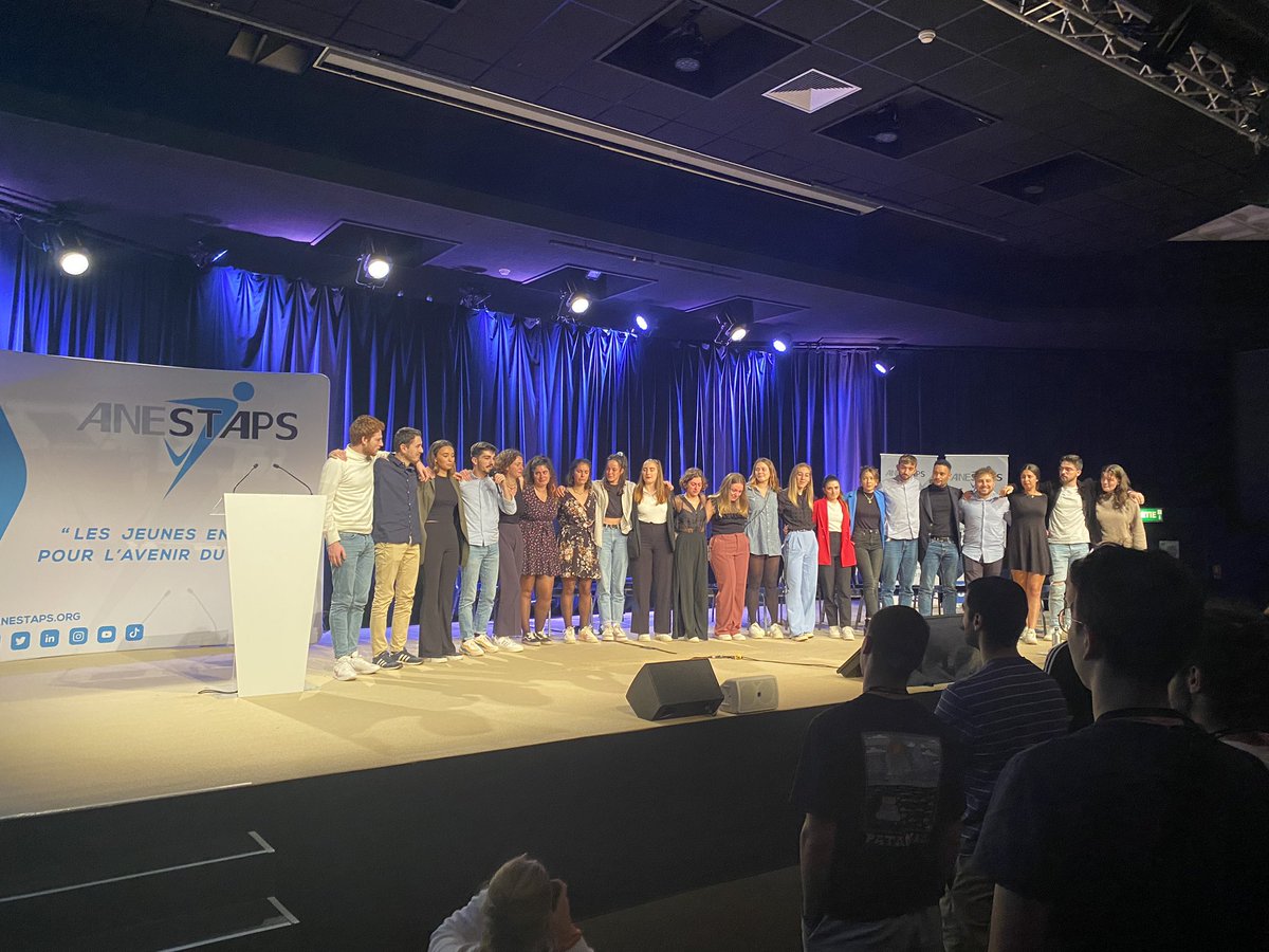 [ #CongrèsANESTAPS 🗣️]

Suite à la présentation de l’ensemble des actions et projets menées tout au long de l’année, @Tim_ANESTAPS annonce la démission du Bureau National 2021-2022 ! 

Bravo pour leur engagement ! 👏