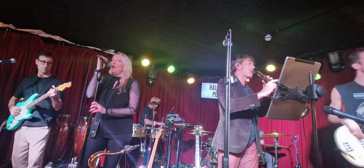 Michell6815's tweet photo. A fabulous night seeing @SteveNormanReal at The Half Moon, Putney - 20th October. Steve, @Stereoblonde and The Sleevz and awesome playing Journey's to Glory album in its entirety, superb guys! 👌👏 https://t.co/7RbAESHJmA