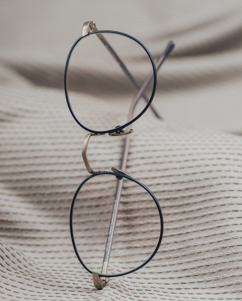 LunorAG's tweet photo. We put a lot of effort in our titanium line M10. The bicolor look is created by applying the colors in four complex steps. #lunor #titaniumglasses https://t.co/CFGEH3p0tp