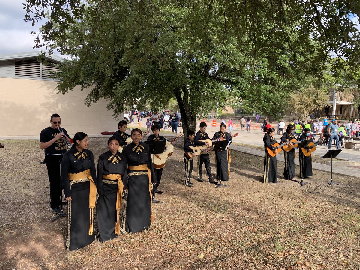 chitoforatx's tweet photo. Really enjoying #Hopefest at Northeast HS (formerly Reagan HS)! Lots of organizations here providing resources and information for families - health care, education, jobs. The event goes until 3, come on by! Thanks to @AustinVoices for organizing this great event. https://t.co/TwKWrtyafp