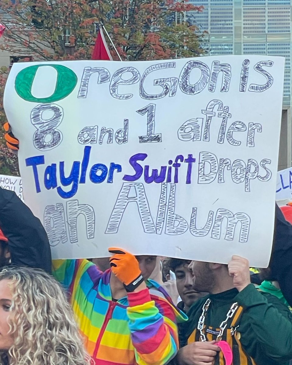 CollegeGameDay's tweet photo. will the streak continue or will UCLA be the Anti-Hero 🤔 https://t.co/1NlLh3q8N1