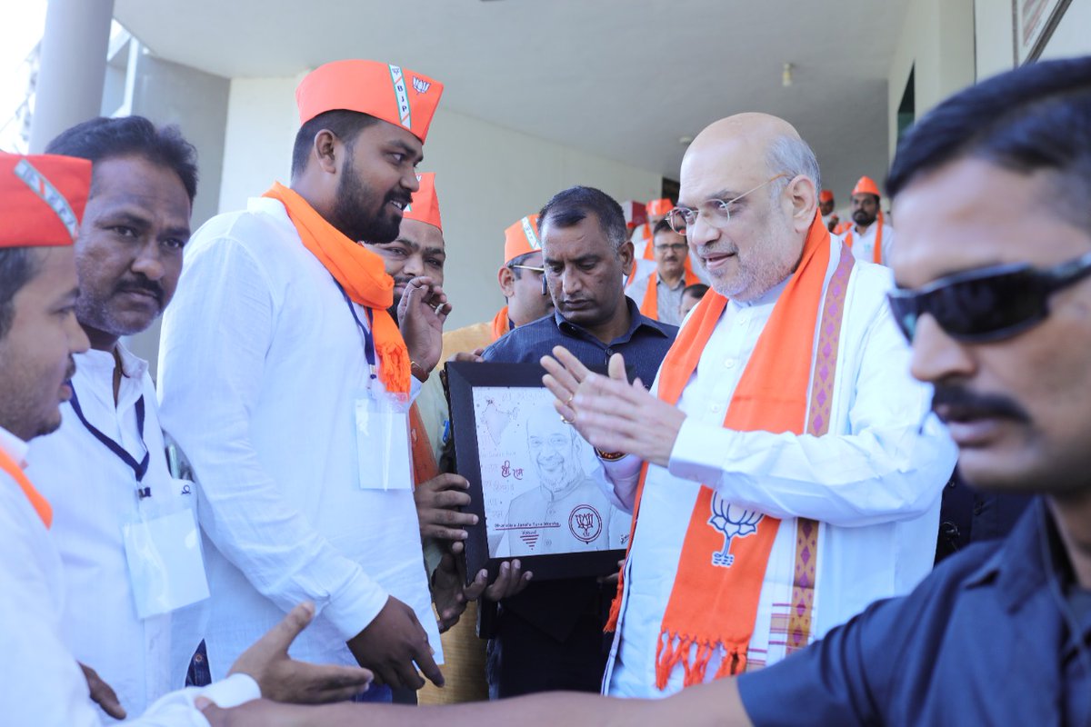 imayankmk's tweet photo. ગાંધીનગર લોકસભાના લોકપ્રિય સાંસદ, કેન્દ્રીય ગૃહ અને સહકાર મંત્રી શ્રી અમિતભાઈ શાહ જી ને યુવા મોરચા અધ્યક્ષ શ્રી @AmSnehil જી ની આગેવાની માં ભેટ આપી જન્મદિવસની ખૂબ ખૂબ શુભકામનાઓ પાઠવી 
#HBDAmitShah 
@AmitShah
Boss https://t.co/nI5Id5jLz5