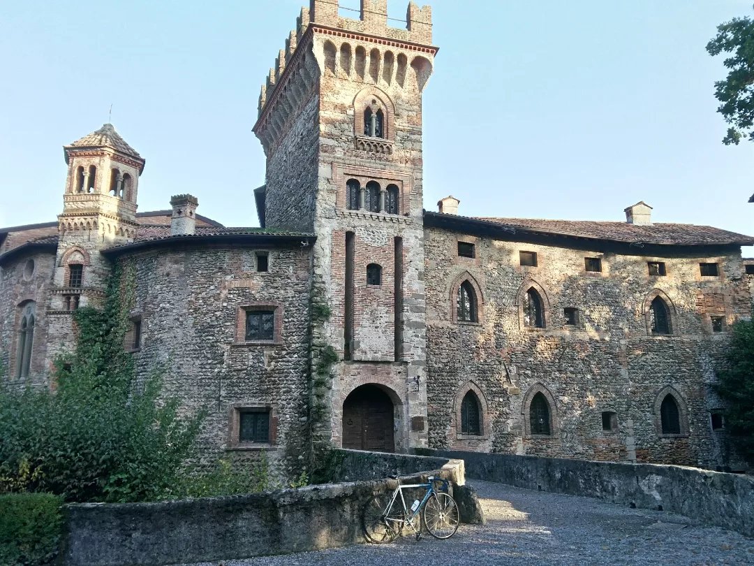 korsivobike's tweet photo. E dopo la pioggia un bel giro. Castello, ponti e fiume in piena.
#cyclinglife #cycling #ciocc #cyclingphotos #steelvintagebike  #senzabicinonsostare #bikelife #cyclinglife #bike #bikephoto #inlombardia #brembo #marne #castellodimarne #brembate https://t.co/ik5Lf2uP0e