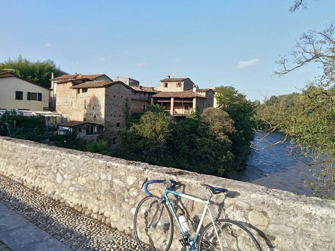 korsivobike's tweet photo. E dopo la pioggia un bel giro. Castello, ponti e fiume in piena.
#cyclinglife #cycling #ciocc #cyclingphotos #steelvintagebike  #senzabicinonsostare #bikelife #cyclinglife #bike #bikephoto #inlombardia #brembo #marne #castellodimarne #brembate https://t.co/ik5Lf2uP0e