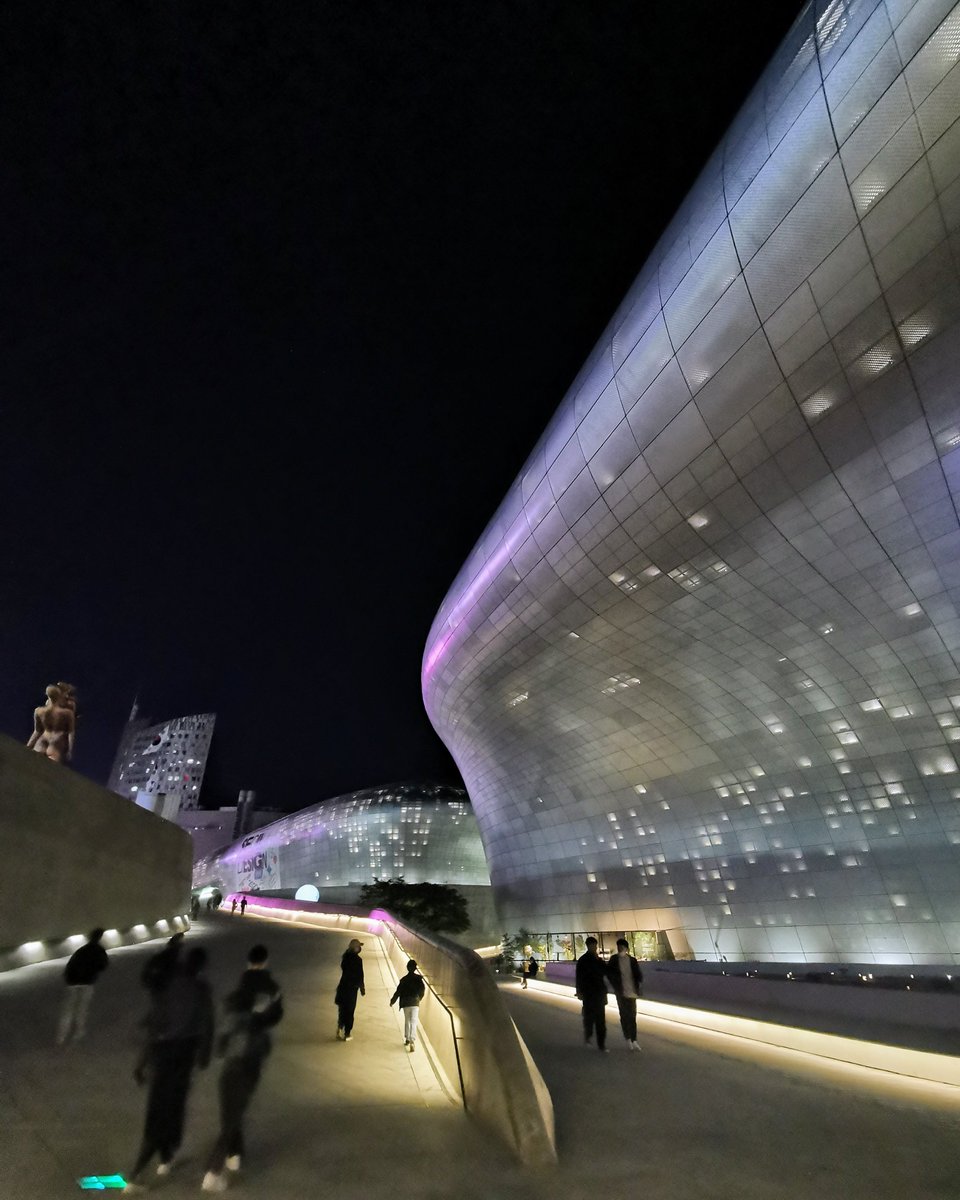 francisco_mktg's tweet photo. Dongdaemun Design Plaza (DDP)
#동대문디자인플라자
#dongdaemundesignplaza #ddp
#서울 #dongdaemun #corea #korea #southkorea #seoul #seul #zahahadid #samoo #arte #art #architecture #arquitectura #winelover #wine https://t.co/5JjamO7OGd
