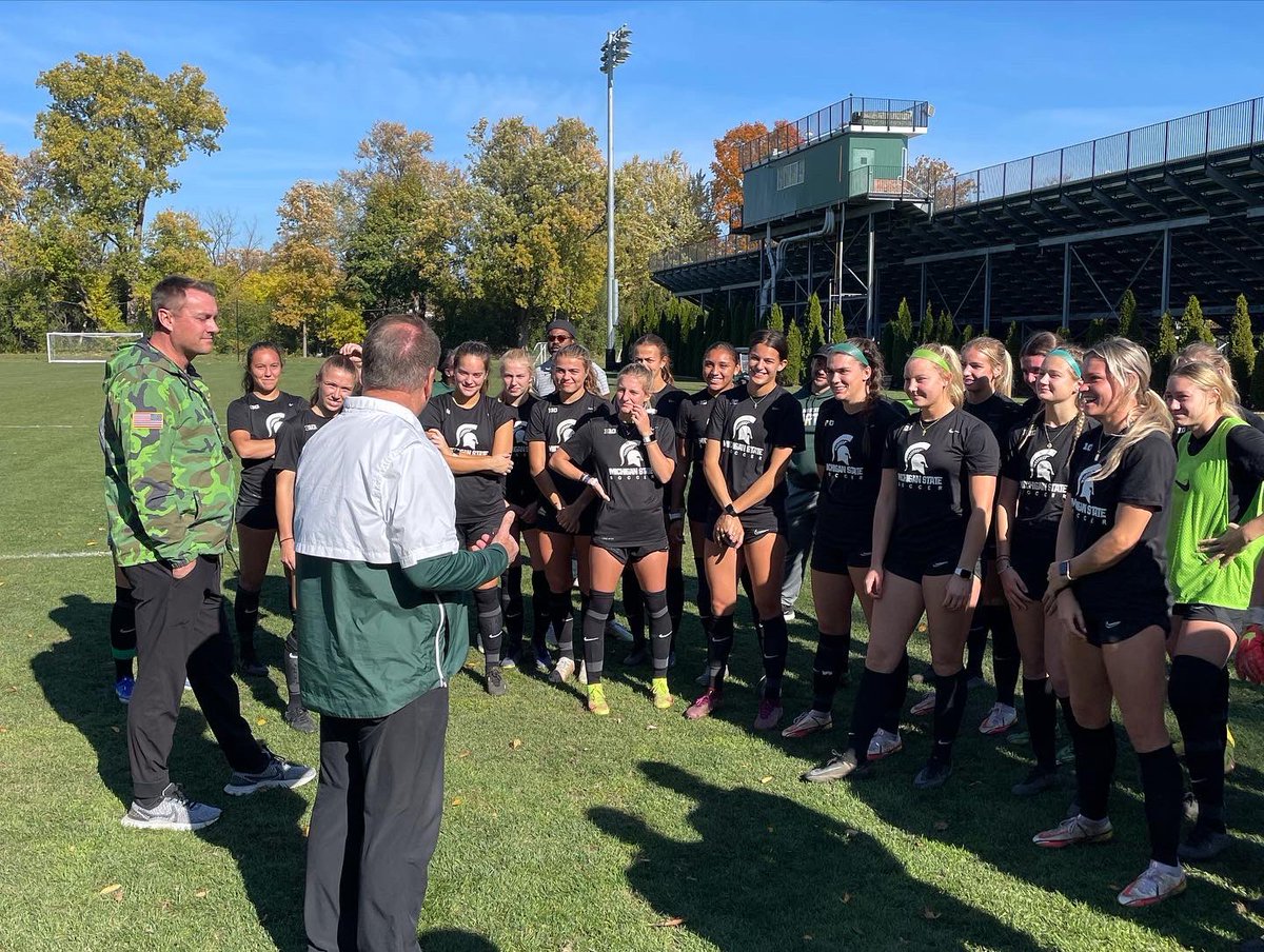 MSU_wsoccer's tweet photo. Just a couple of champs havin a chat💍

Special thanks to Naismith Memorial Basketball Hall-of-Famer, and MSU icon Tom Izzo for dropping by practice with a gift🎂 🎂

#GoGreen | #AtThe🔝 https://t.co/Ipyw2514Cl