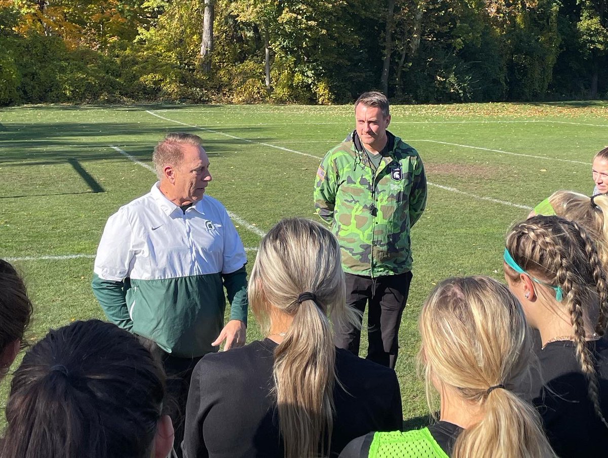 MSU_wsoccer's tweet photo. Just a couple of champs havin a chat💍

Special thanks to Naismith Memorial Basketball Hall-of-Famer, and MSU icon Tom Izzo for dropping by practice with a gift🎂 🎂

#GoGreen | #AtThe🔝 https://t.co/Ipyw2514Cl