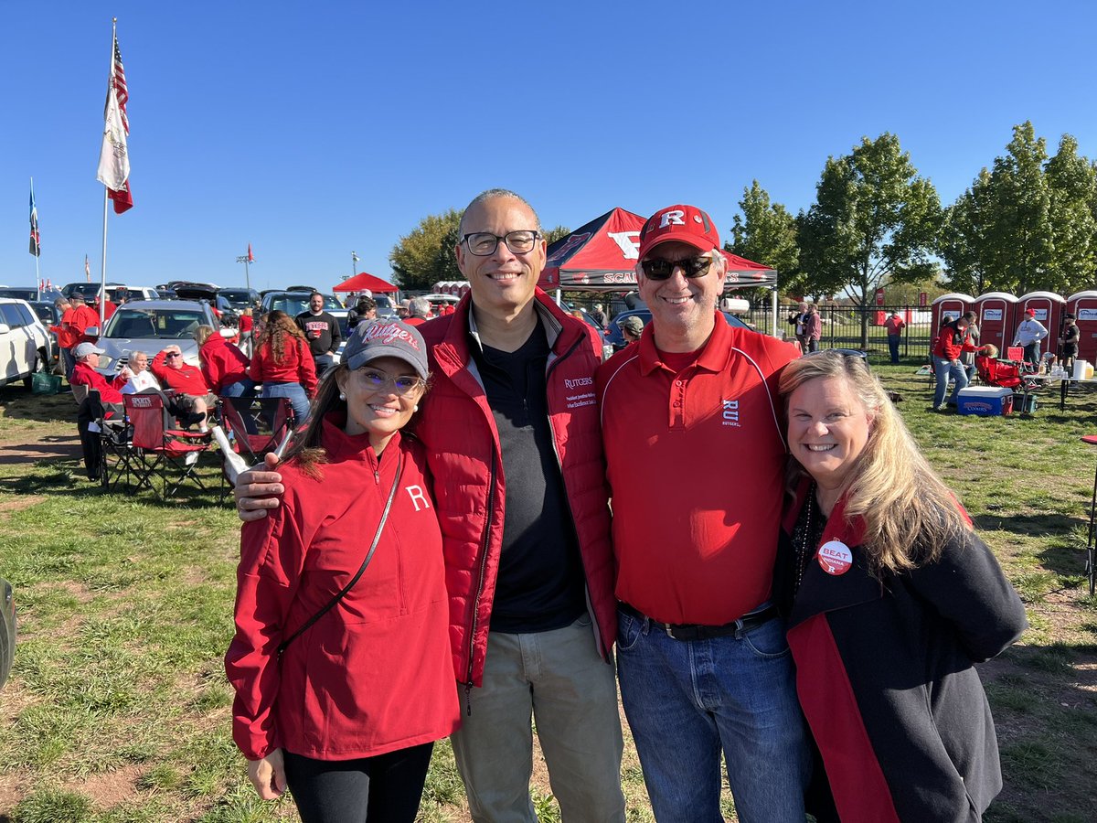 As 3 time alumnus of Rutgers it was an honor to have President Holloway, his wife Ashley and friends stop by our tailgate. @RutgersU @rutgersalumni @RUAthletics #GoRU!! @RichelleVoelbel
