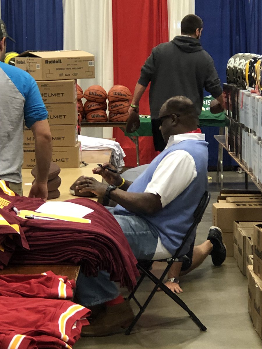 CSASHOWS's tweet photo. Dexter Manley signing at the CSA Show Saturday!
#dextermanley #csashow #football #nfl #csashows #thehobby #whodoyoucollect https://t.co/khqiuzTmN5