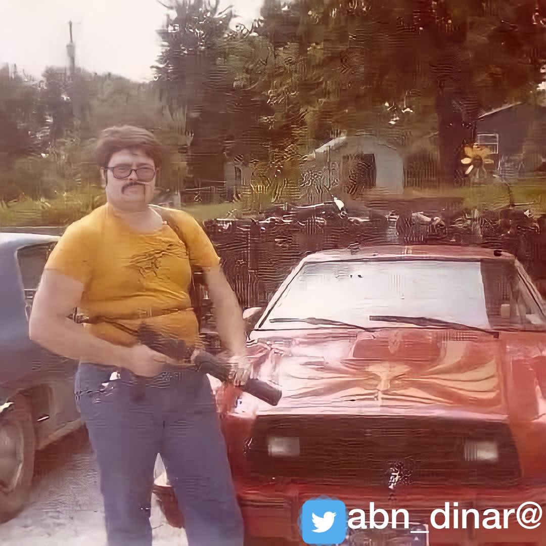abn_dinar's tweet photo. أمريكي اسمه (أندرو) تعرض للسرقة عام 1986 SAL على يد لص في الشارع وسرق منه مبلغ 95 دولار فذهب للبنك واقترض 8000 دولار هدية لمن يعرف _ ن مكانه واحضر احدى الصحف لتصويره ليظهر فيها . | وهو بكامل استعداده باسلحته وحتى يحذر اللص ؟ انه اذا رأه سيقتله ، > يتبع https://t.co/AJsnCIULVe