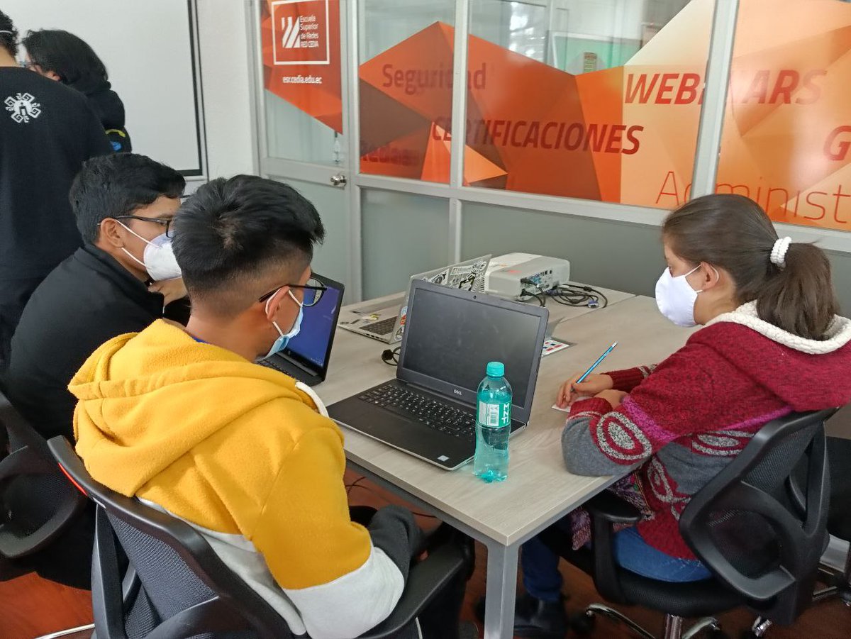 OpenlabEc's tweet image. Ahora, en el #pypizza organizado por @PythonQuito, los asistentes trabajan en equipos.
Gracias a la colaboración del @HubUIO en estos espacios.
@pyecuador @CGuayasamin @lobonop @DonCroa