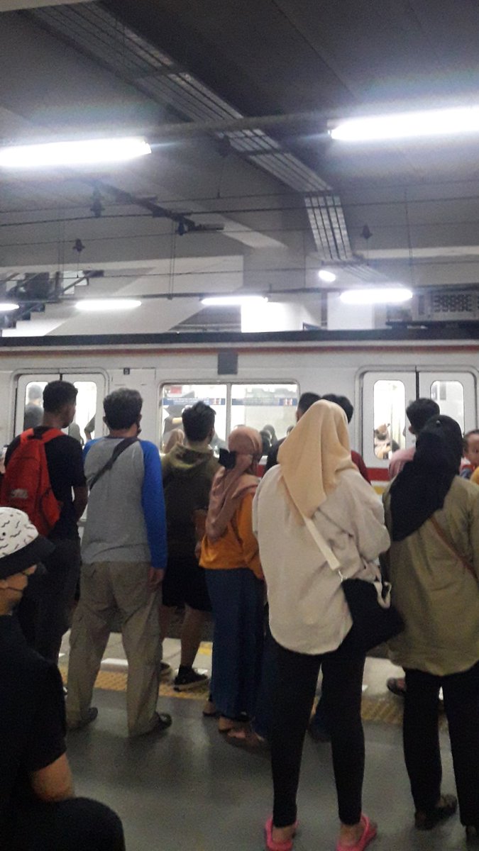 Lebih ngeredeg-deg dapet kereta terakhir tuh, nunggunya lebih semangat :(