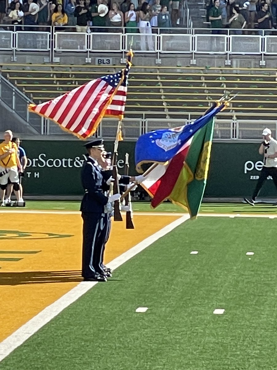 GeorgeSchroeder's tweet photo. It’s a good day.
@The_5th_George representing @BUDet810 at @Baylor Homecoming.
#SicEm @BUFootball
#ProudDad #andMom
#AFROTC https://t.co/mykjawkcG4