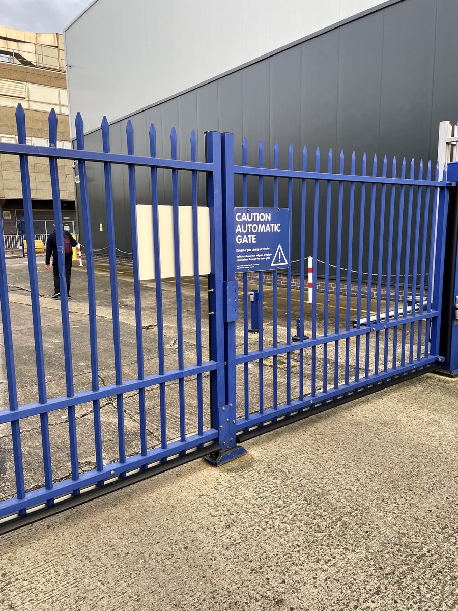 juliamary21's tweet photo. Stuck at the gate of Access Storage in Wandsworth !! Gate won’t open ! Been here 30mins. No one able to override system. No one from Access responding …. https://t.co/46UkoZUzk4
