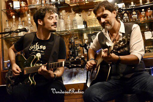 rguez_musica's tweet photo. Fin de gira bonito y emotivo anoche en el @onclejack2 !!! 

#BuscandoElNorte llega a puerto, 1 año y 9 meses después de su partida, y con 34 conciertos y 14 colaboraciones en la maleta… ¡GRACIAS s todos y a todas!

📷1 y 3 by @vendavalrubio 
📷 2 by @Orilla_Guitarra https://t.co/GBXolIDiKq