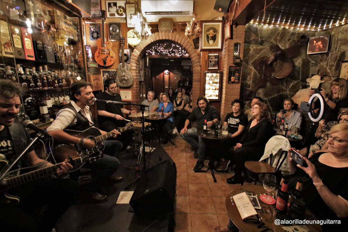 rguez_musica's tweet photo. Fin de gira bonito y emotivo anoche en el @onclejack2 !!! 

#BuscandoElNorte llega a puerto, 1 año y 9 meses después de su partida, y con 34 conciertos y 14 colaboraciones en la maleta… ¡GRACIAS s todos y a todas!

📷1 y 3 by @vendavalrubio 
📷 2 by @Orilla_Guitarra https://t.co/GBXolIDiKq