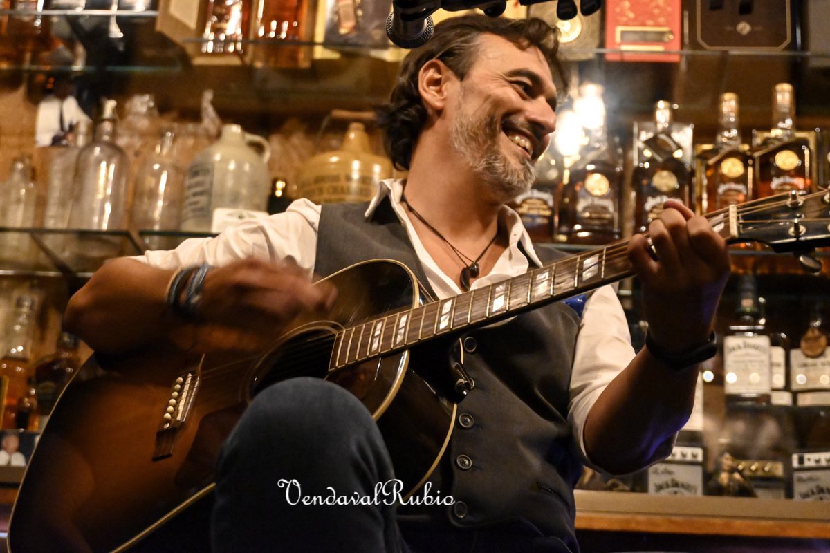 rguez_musica's tweet photo. Fin de gira bonito y emotivo anoche en el @onclejack2 !!! 

#BuscandoElNorte llega a puerto, 1 año y 9 meses después de su partida, y con 34 conciertos y 14 colaboraciones en la maleta… ¡GRACIAS s todos y a todas!

📷1 y 3 by @vendavalrubio 
📷 2 by @Orilla_Guitarra https://t.co/GBXolIDiKq
