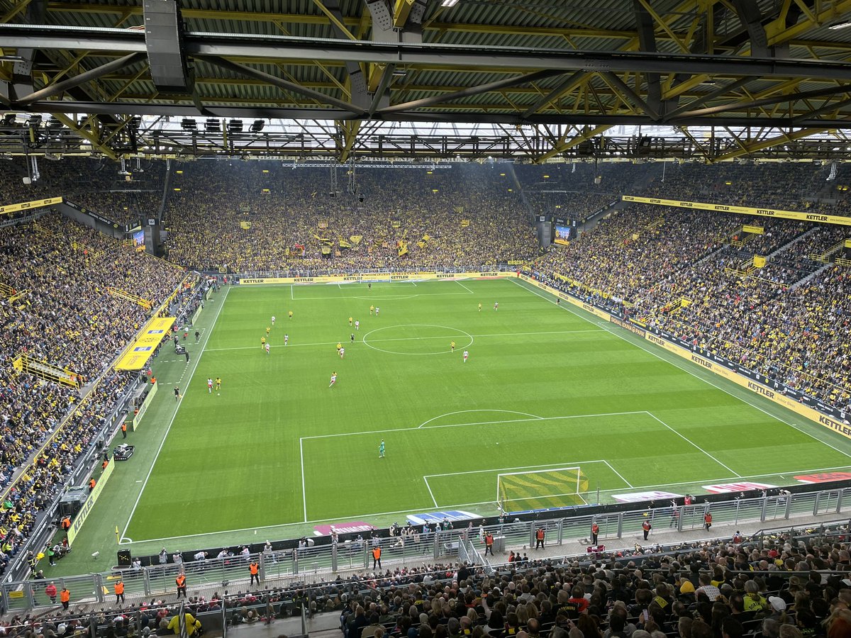 ⚽️ Dans le mythique BVB Stadion Dortmund, plus grand stade d’Allemagne, pour assister au match Dortmund-Stuttgart. Victoire écrasante de Dortmund 5-0 !