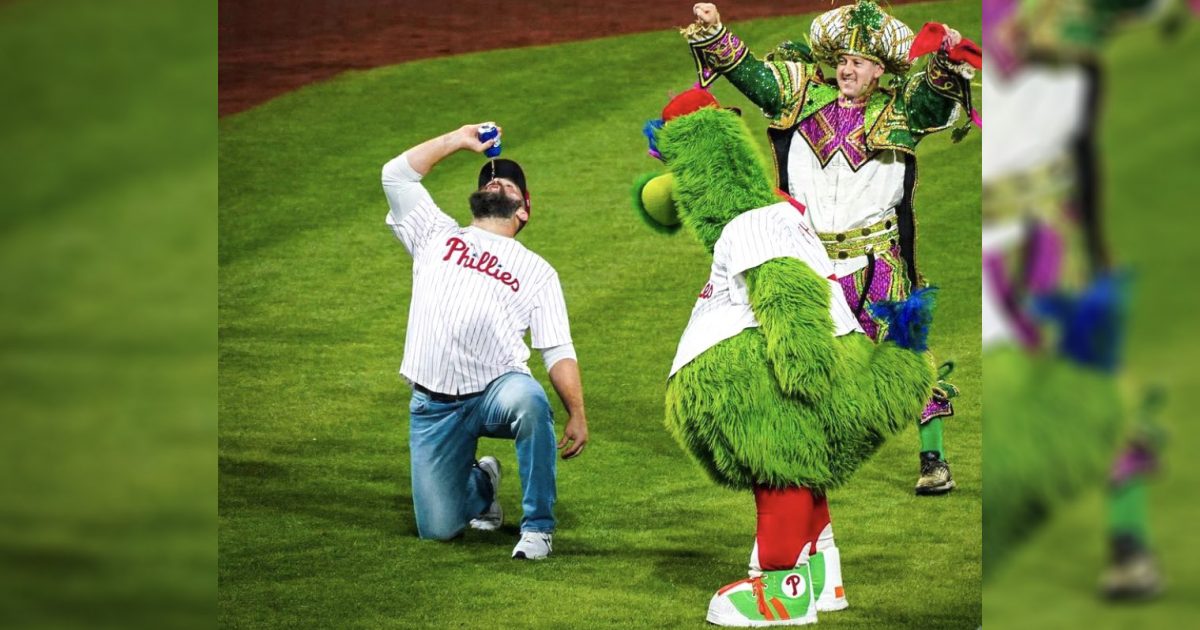 Jason Kelce for mayor? 'Sexy Batman' hugs the Phanatic and chugs a beer at Phillies playoff win dlvr.it/SbXRfL