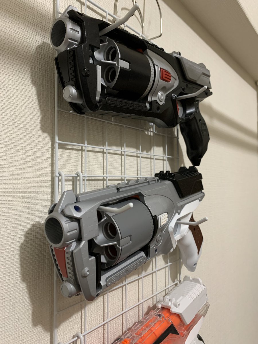 yossy_b's tweet photo. 2丁めの塗装が終わった…。塗装中にスプレーが切れたり、イメージが固まらず塗り進め、やり直したりしていたので、配色が…。新しいスプレーを買ったので次回頑張ります…。
塗り方は少し覚えてきたかも😄
#NERF #ナーフ #strongarm #ストロングアーム #塗装 #配色がめちゃくちゃ #悔しい https://t.co/5AsgrWBlPk