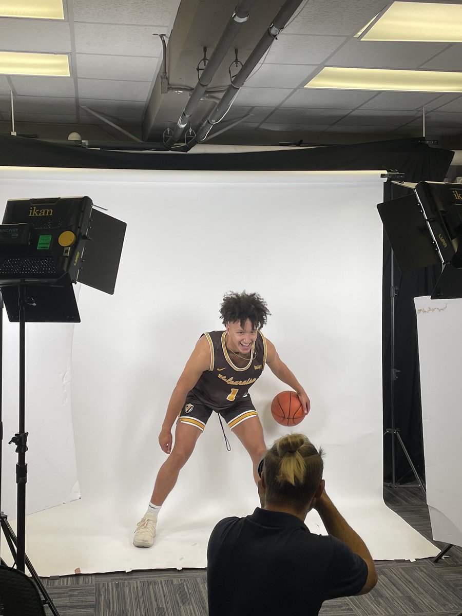 valpoathletics's tweet photo. Behind the scenes from today’s @valpobasketball 📸 photo shoot! #GoValpo https://t.co/XfEOlPRdON