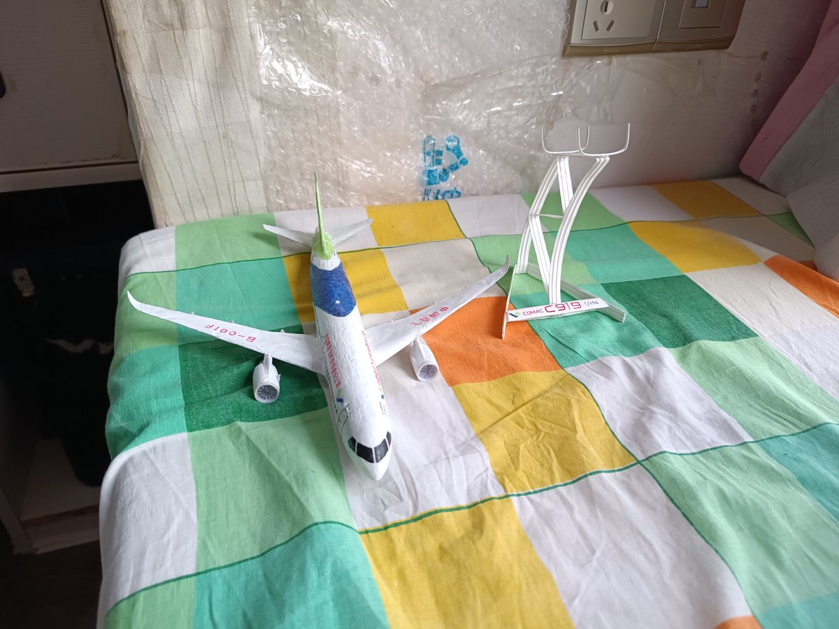 COMAC C919 B-001F 1/156
Made with paper and super glue