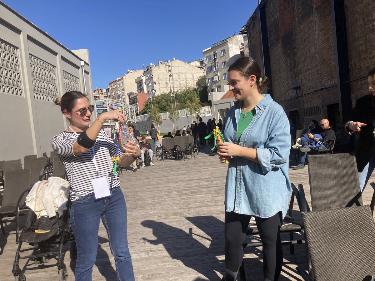 cekulegitim's tweet photo. ÇEKÜL Bilgi Ağacı bugün ERG'nin düzenlediği Eğitimde İyi Örnekler Festivalindeydi. Geleceğin Yeşil İcatlarını Tasarlıyoruz Atölyesiyle farklı branşlardaki öğretmenlerle yeşil bir gelecek için alternatif ürünler tasarladık 💚🍀💚#erg #eğitimdeiyiörnekler #cekul #atölye #yeşilicat https://t.co/JziMZIqhDL