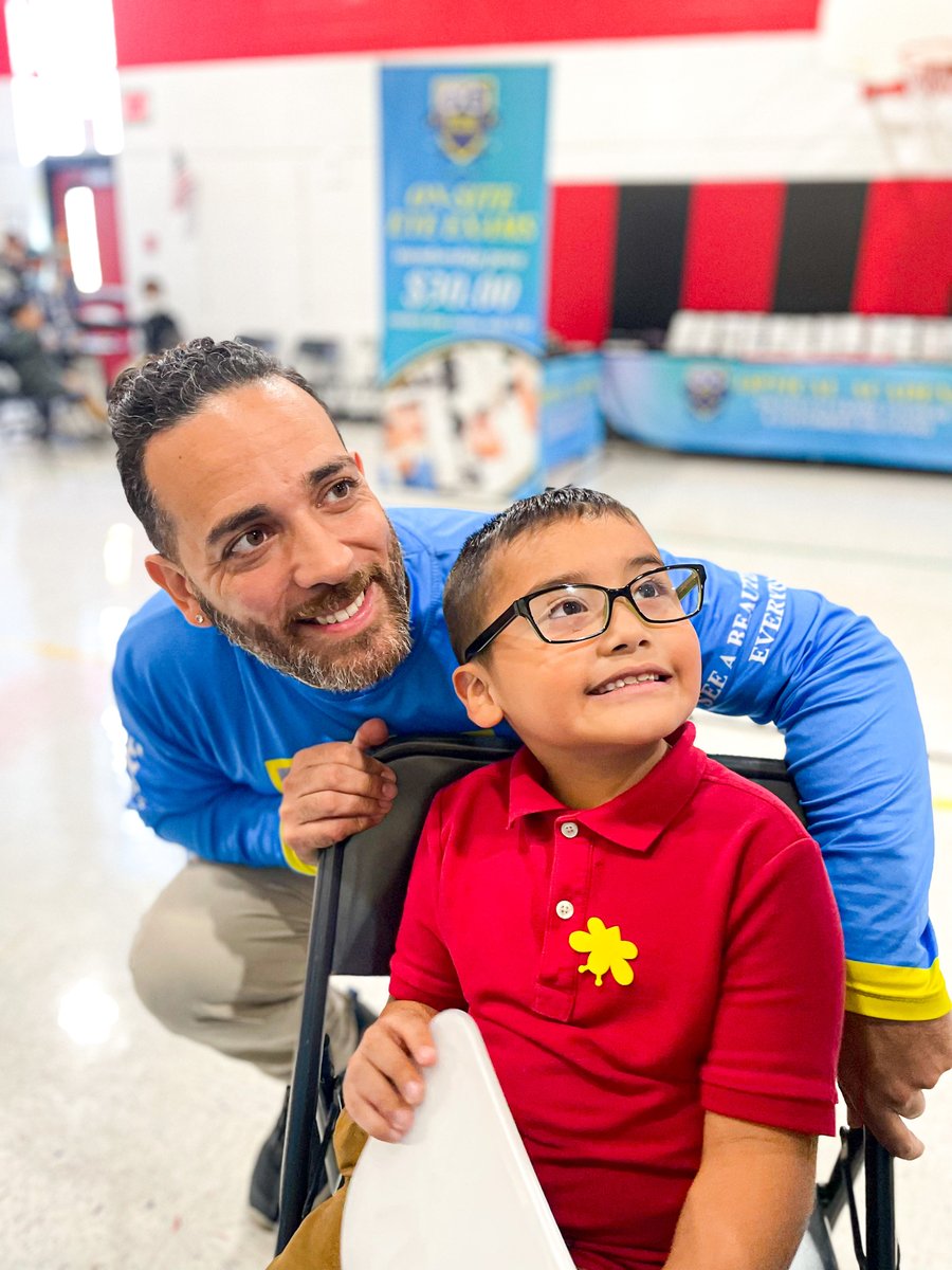 opticalacademy1's tweet image. It’s so great being able to help our  friend, School Nurse Reardon, by providing vision care for the kiddies!💙 School nurses have many responsibilities to keep students healthy &amp;amp; we take the weight off of their back when it comes to vision care🤓 @NurseReardon 

#opticalacademy