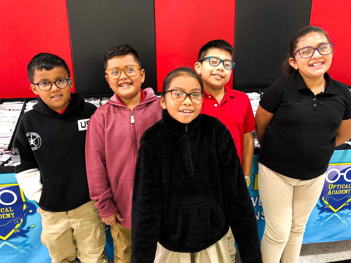 opticalacademy1's tweet image. It’s so great being able to help our  friend, School Nurse Reardon, by providing vision care for the kiddies!💙 School nurses have many responsibilities to keep students healthy &amp;amp; we take the weight off of their back when it comes to vision care🤓 @NurseReardon 

#opticalacademy