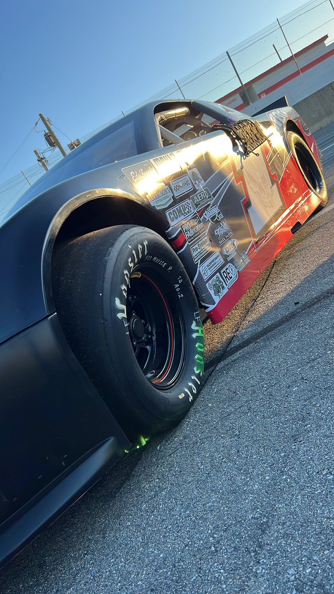 FlashOutGrady's tweet photo. We have a really good race car for 125 laps tomorrow at South Boston #SkullGang https://t.co/wnOf8ZZZQT