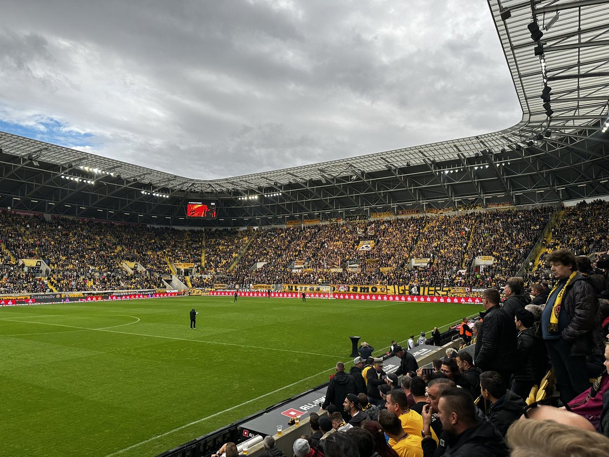 OliverKh89's tweet photo. Auf gehts #sgd1953 #dresden #dynamo #sgdfcs https://t.co/At1kw1LgwG