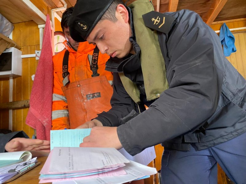 Armada_Chile's tweet photo. Fiscalización pesquera en canales de la región de Aysén deja como saldo 1.8 toneladas de recursos pesqueros incautados

Los respectivos armadores no lograron acreditar el origen legal de la extracción

Detalles en https://t.co/u1IS7Qp4tP 👈

#ArmadaTeCuida https://t.co/feCOd5lr2B