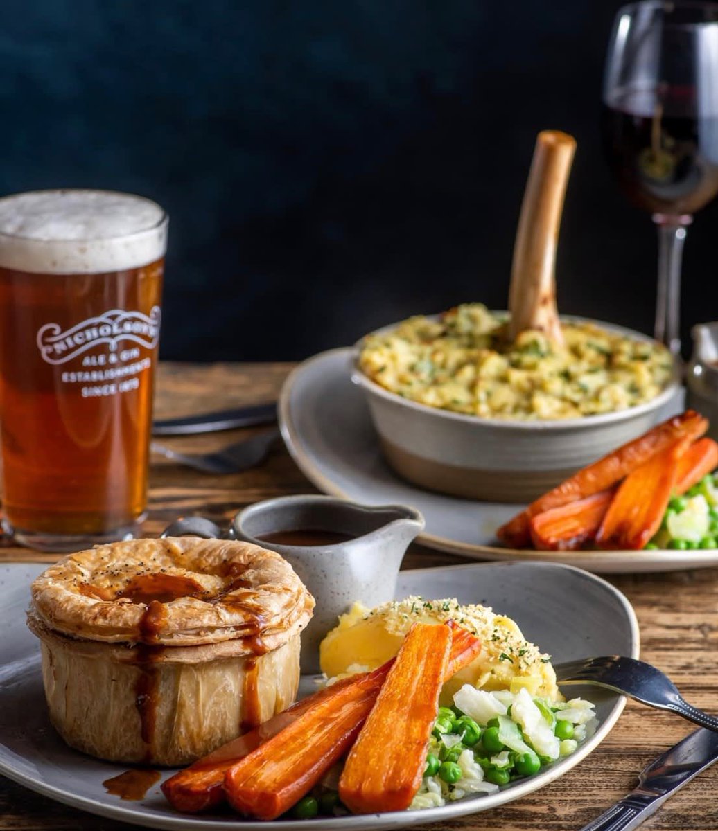 Join us this weekend for the best pies in the WestEnd
 #sohopubs #nicholsonspubs #londonpubs #pubfood #westend #theatrepubs #soholondon #realale #caskale #sevendials #pieandmash