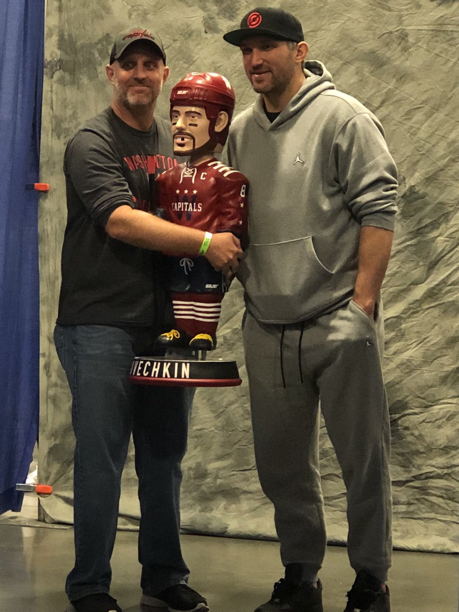 CSASHOWS's tweet photo. Fans lined up for Alexander Ovechkin at the CSA Show Friday night!
#alexovechkin #alexanderovechkin #csashow #football #nhl #csashows #thehobby #whodoyoucollect #ovi https://t.co/rKQx5ZylSj