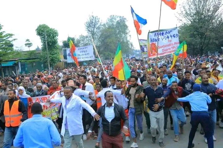 AbdilkaderReba1's tweet photo. #የሀላባ ህዝብ በኢትዮጵያ የሚደረገውን የውጭ ጣልቃ ገብነት በመቃወም ተቃውሞውን እያሰምቷል።
⊱⋅ ──────────────── ⋅⊰
#The people of Halaba are protesting against foreign intervention in Ethiopia. https://t.co/tu6PbVYtqN