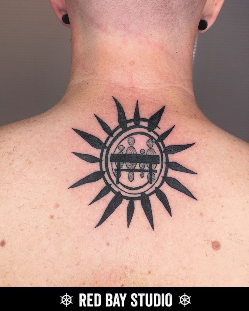 REDBAY_TATTOO's tweet photo. Tu idea o la nuestra!!! Os dejamos una idea que nos trajo Igor y que dimos forma para que fuera legible y posible, su idea era un eguzkilore abstracto con espiral y una foto familiar en un tamaño pequeño. Al final teni un recreación de la foto familiar hecha con piedras en c… https://t.co/yucvkOvp40