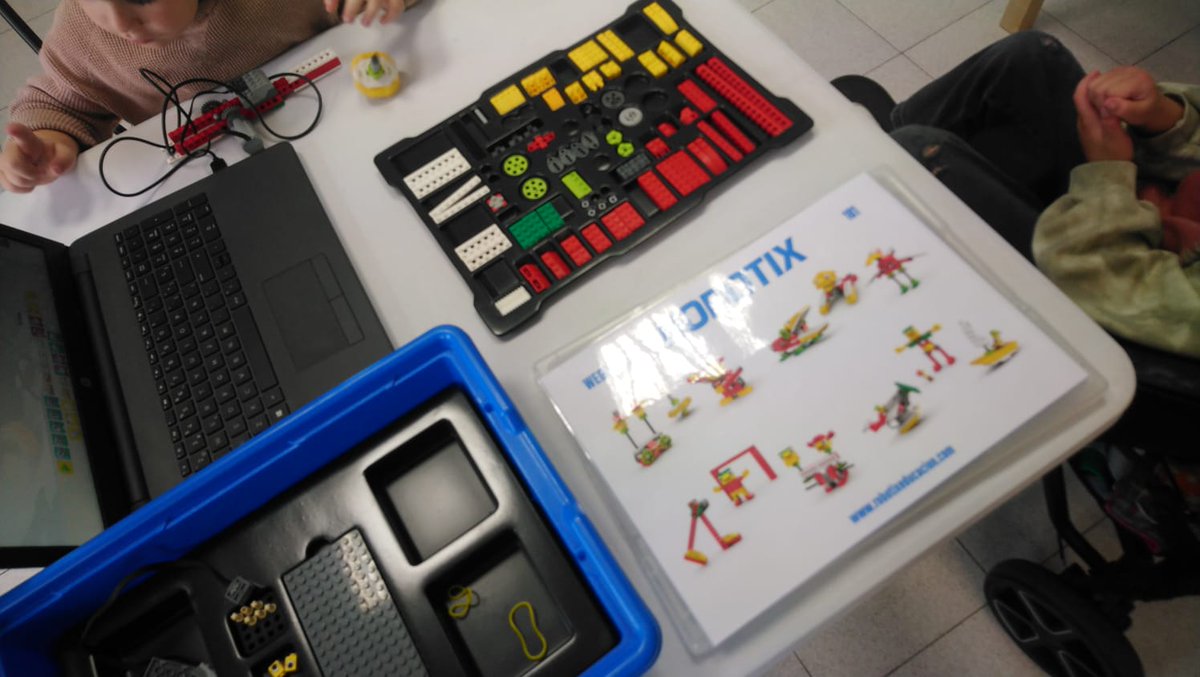 sinlimitesastur's tweet image. ¡Muchísimas gracias a @Robotix_educa y @AcuariodeGijon por este taller tan divertido que hemos tenido hoy! Hemos disfrutado, aprendido... ¡y jugado con nuestras creaciones! #aprenderjugando #sinlimites #nadiesequedaatras #inclusion #robotix