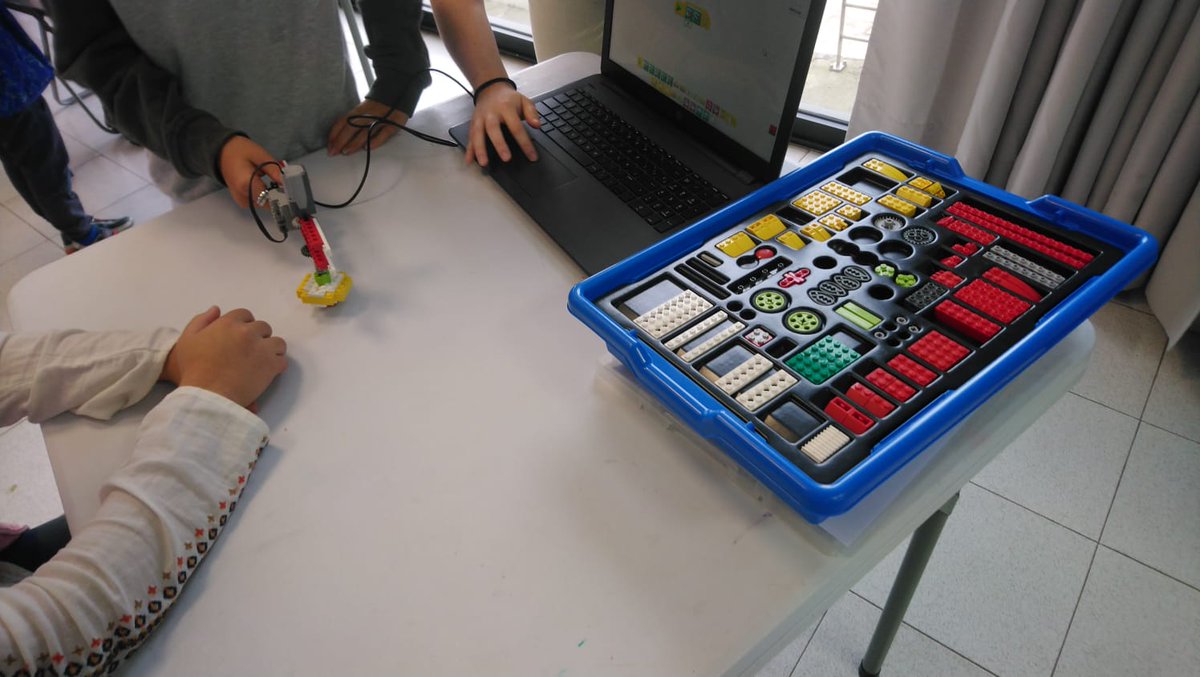 sinlimitesastur's tweet image. ¡Muchísimas gracias a @Robotix_educa y @AcuariodeGijon por este taller tan divertido que hemos tenido hoy! Hemos disfrutado, aprendido... ¡y jugado con nuestras creaciones! #aprenderjugando #sinlimites #nadiesequedaatras #inclusion #robotix