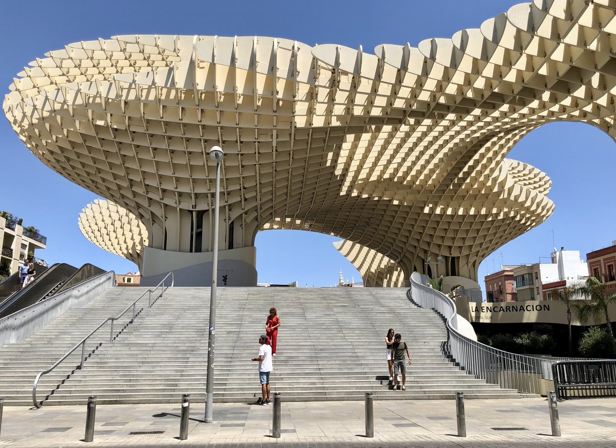 #UnboxingOpera 🎶 Recital gratuito del Coro del Teatro de la <a href="/Maestranza/">Maestranza</a> en Las Setas con motivo del #DíaMundialdelaÓpera. 🎼 Una acción de la asociación de teatros líricos europeos para acercar este arte al público: ow.ly/hSV050Lii4f

🎷 Martes 25.
📍 c/ Regina.
🕗 20:00h.