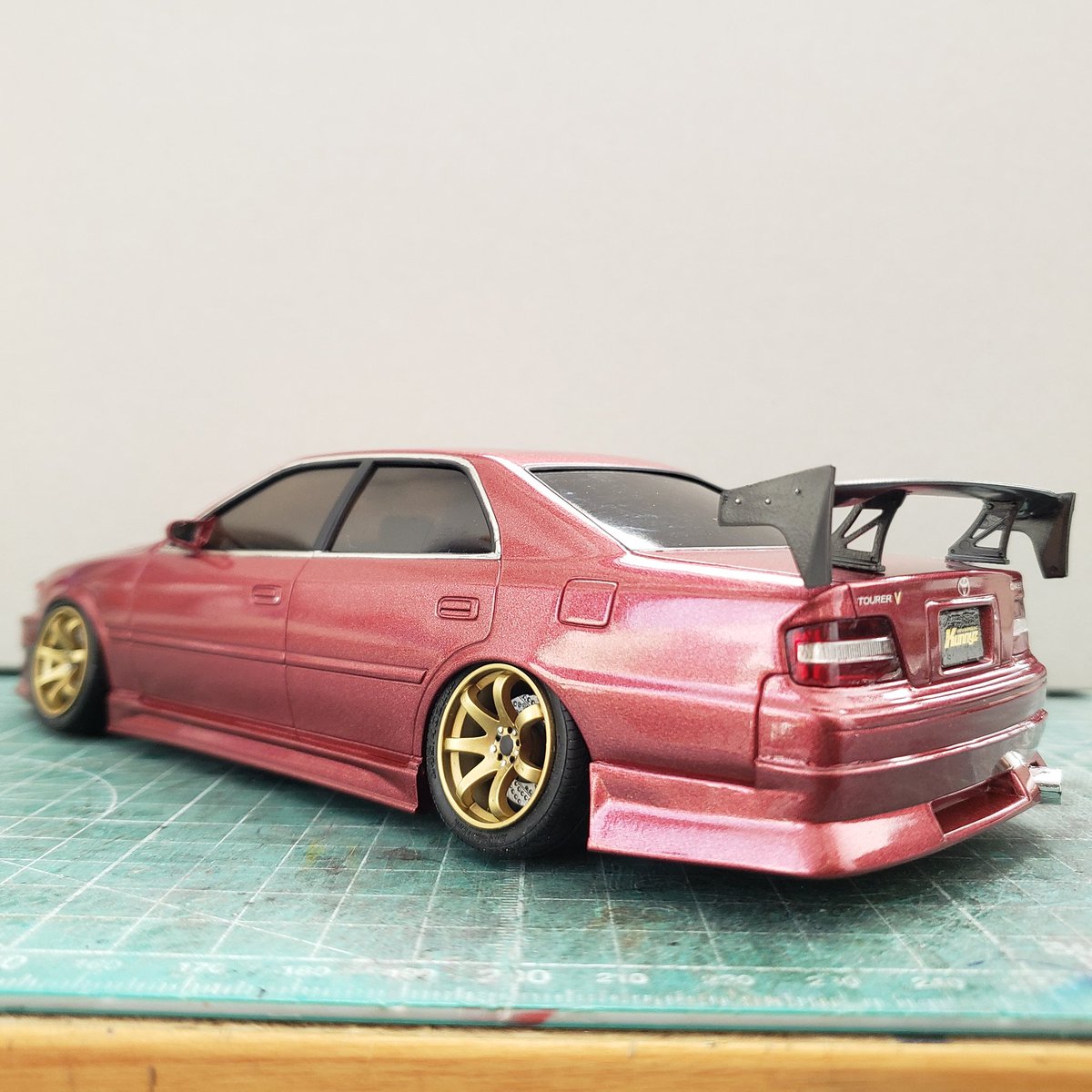 okirakupuramo55's tweet photo. トヨタ X100 チェイサー クニーズ完成｡

1/24 f**kin Craftさんのホイールに変更｡キットのホイールよりもコンケーブの深いXXRホイールが良い感じ｡
これならケチらないでタイヤも替えれば良かったな😓
 #アオシマ
 #プラモデル
 #100チェイサー
 #XXR https://t.co/MaTOJKnf7k