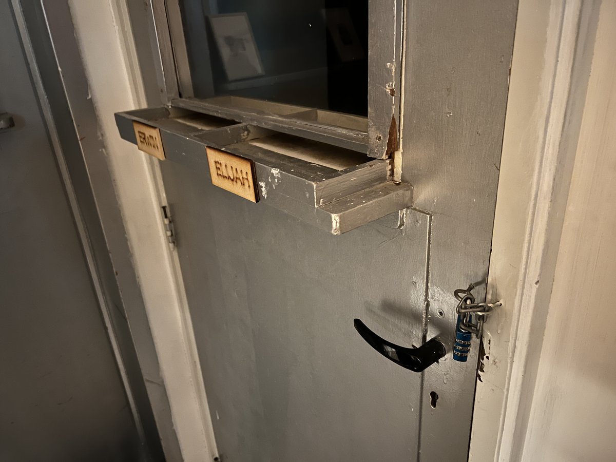 arjandenboer's tweet photo. In de originele douche annex wc is nu een doka, want de bunker wordt gebruikt door creatievelingen. https://t.co/pnhWlmHVpo