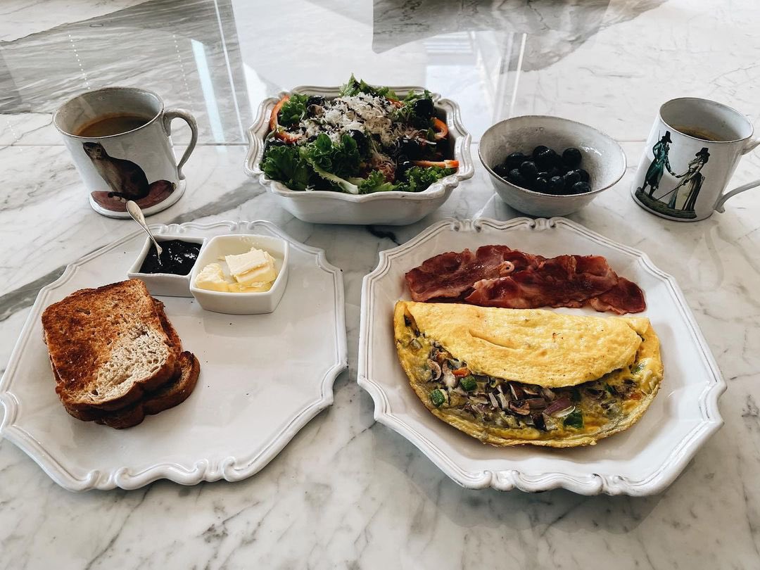jo1ev's tweet photo. When the photo of #binjin's lunch appears to be their brunch. You can tell they have a relaxed Saturday. Like maybe they slept late, woke up late. Like they have time to cuddle, just lounging lazily. oh they are really married🥹 #couplegoals #SonYeJin #HyunBin https://t.co/QUYL1eBSUL