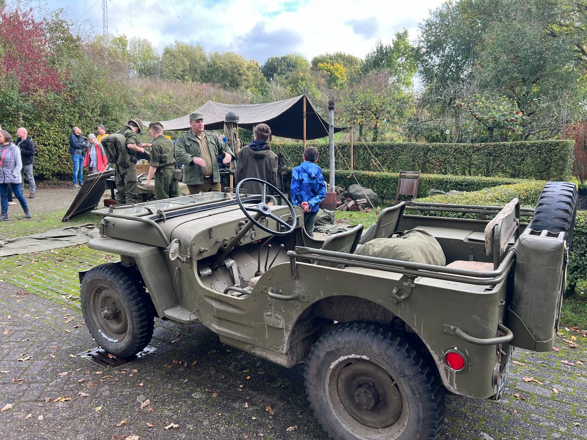 arjandenboer's tweet photo. Buiten op het fort re-enactors en uitrusting van Nederlands Detachement in de Korea-oorlog. https://t.co/9fiynhaYrK