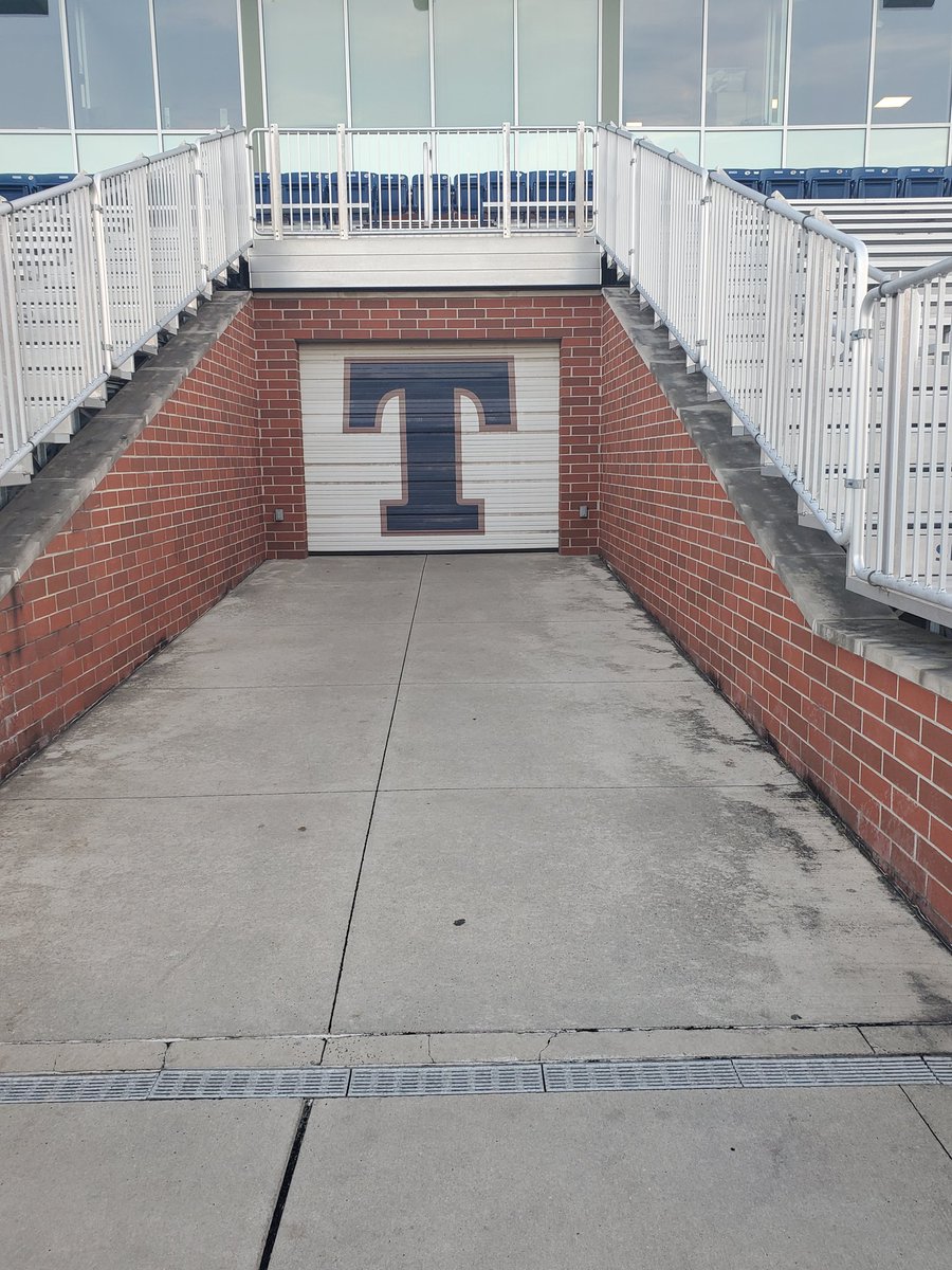 TimYoder24's tweet photo. Trine Football..T kickoff in 5 hours.
Perfect weather for a Thunder game!!
Lets go Thunder..
#trine
#gotrine https://t.co/aKKAo5tvw2
