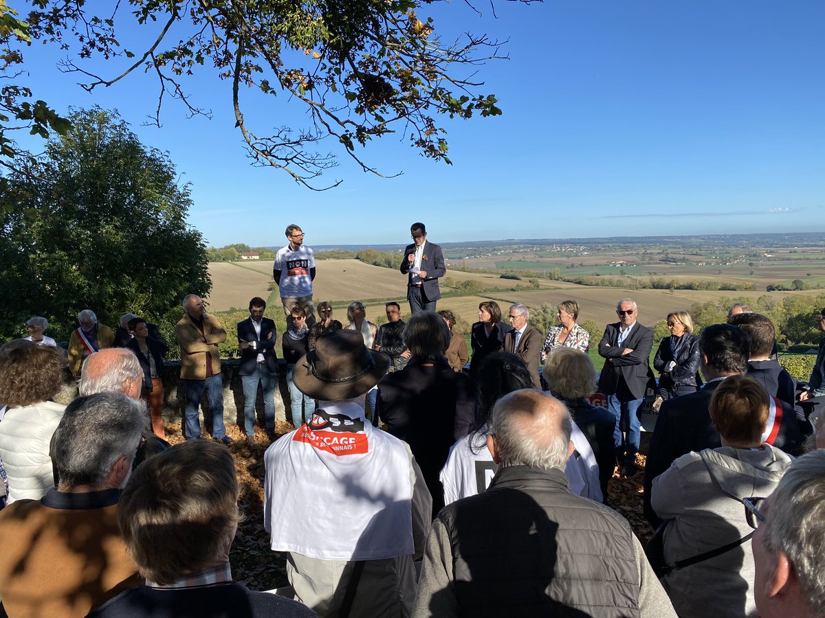 URB_Allier's tweet photo. 🔴 Le Manifeste de Charroux 🔴

Les élus de la majorité départementale était présent ce matin dans l’un des plus beau village de France pour défendre nos patrimoines et nos paysages #bourbonnais face au développement anarchique des éoliennes. https://t.co/oVv2WtduaX