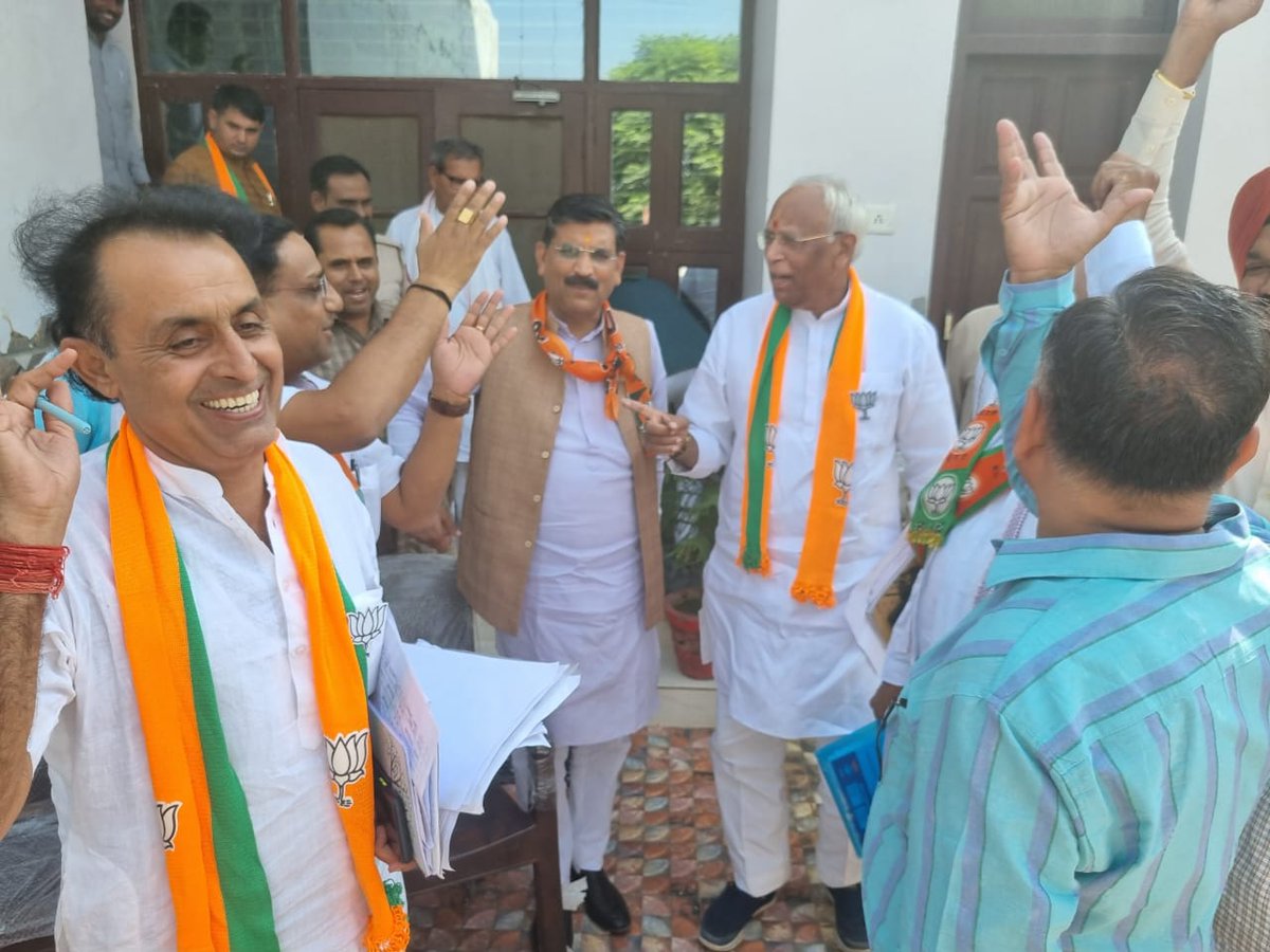 KRISHANKBEDI's tweet photo. #आदमपुर_की_पहचान_भव्य_बिश्नोई

@BJP4Haryana संगठन मंत्री जी श्री @RavindraRaju19 जी के साथ गाँव-ढंढूरपुर व दीनदयाल पुरम में कार्यकर्ताओं के साथ उपचुनाव के निमित्त चर्चा कर @bbhavyabishnoi जी को विजयी बनाने के लिए  रणनीतियों पर चर्चा हुई। https://t.co/Ni7c2tKTxL