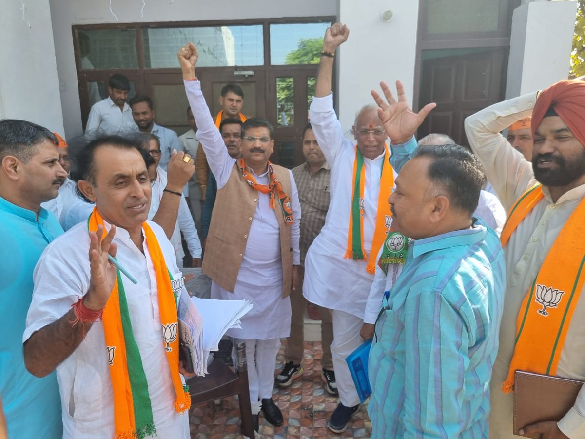KRISHANKBEDI's tweet photo. #आदमपुर_की_पहचान_भव्य_बिश्नोई

@BJP4Haryana संगठन मंत्री जी श्री @RavindraRaju19 जी के साथ गाँव-ढंढूरपुर व दीनदयाल पुरम में कार्यकर्ताओं के साथ उपचुनाव के निमित्त चर्चा कर @bbhavyabishnoi जी को विजयी बनाने के लिए  रणनीतियों पर चर्चा हुई। https://t.co/Ni7c2tKTxL