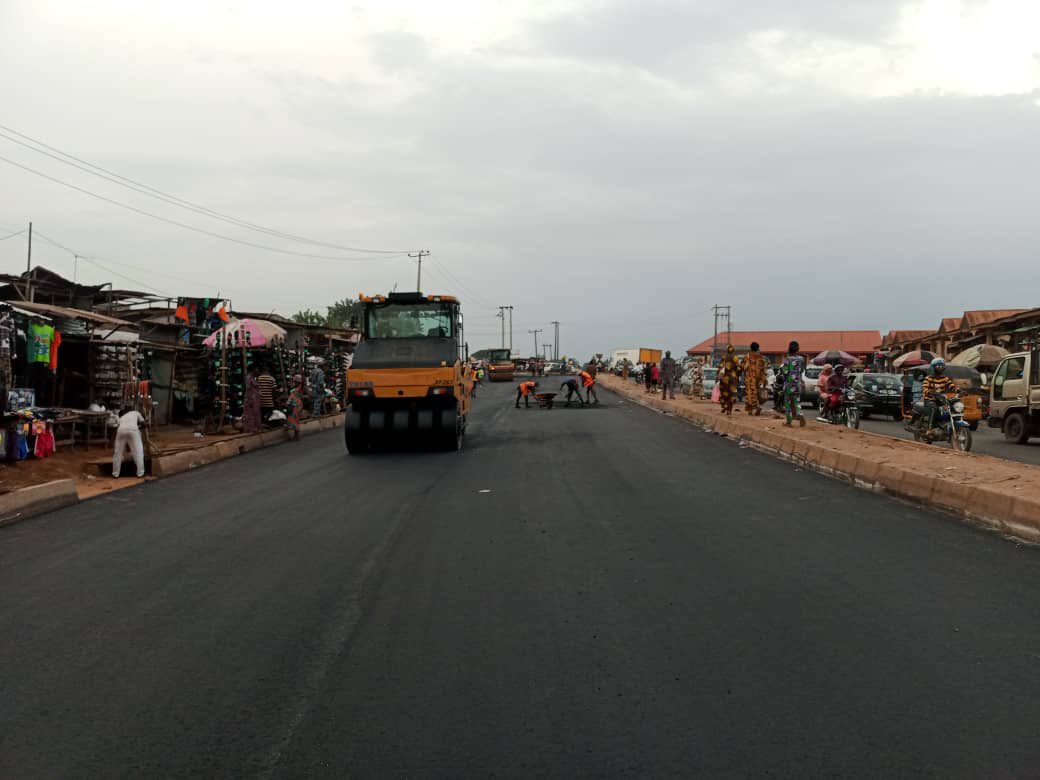 OGSG_Official's tweet photo. Laying and Compaction of 40mm thick wearing course ongoing at Lafenwa/Army Barracks, Abeokuta. 

#BuildingOurFutureTogether #ISEYA #OgunState #DapoAbiodun https://t.co/X4cGFGeDgI